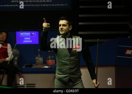 Sheffield, Royaume-Uni. 2 mai, 2016. 2.5.2016 : Mark Selby a été couronné champion du monde de snooker pour la deuxième fois après une prise intéressante 18-14 victoire sur Ding Junhui au creuset. Crédit : Michael Cullen/ZUMA/Alamy Fil Live News Banque D'Images