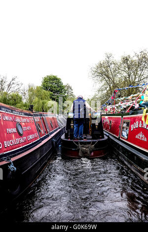 Londres, Royaume-Uni. 09Th Mai, 2016. Au bord de ce festival est organisé par l'Association des voies navigables intérieures, qui se déroule sur trois jours à la finition sur vacances de banque lundi. Le programme d'un marché artisanal, des repas chauds, canal boat parade et musique live. Credit : claire doherty/Alamy Live News Banque D'Images