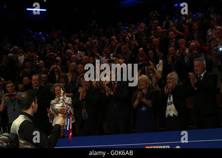 Sheffield, Royaume-Uni. 2 mai, 2016. 2.5.2016 : Mark Selby a été couronné champion du monde de snooker pour la deuxième fois après une prise intéressante 18-14 victoire sur Ding Junhui au creuset. Crédit : Michael Cullen/ZUMA/Alamy Fil Live News Banque D'Images