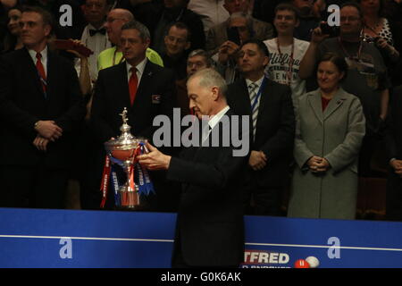 Sheffield, Royaume-Uni. 2 mai, 2016. 2.5.2016 : Mark Selby a été couronné champion du monde de snooker pour la deuxième fois après une prise intéressante 18-14 victoire sur Ding Junhui au creuset. Crédit : Michael Cullen/ZUMA/Alamy Fil Live News Banque D'Images