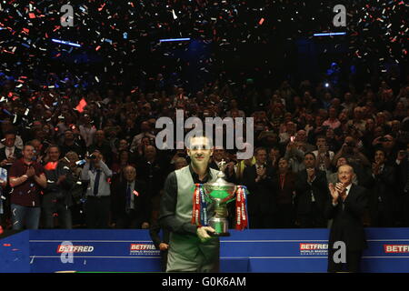 Sheffield, Royaume-Uni. 2 mai, 2016. 2.5.2016 : Mark Selby a été couronné champion du monde de snooker pour la deuxième fois après une prise intéressante 18-14 victoire sur Ding Junhui au creuset. Crédit : Michael Cullen/ZUMA/Alamy Fil Live News Banque D'Images