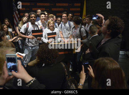 Usa. 2 mai, 2016. -- L'ASEC Nouveau Mexique Gov. Susana Martinez, centre, pose avec le Rio Rancho High School basketball après le lancement d'une nouvelle ''CYFD Rassembler'' destiné à améliorer la vie des enfants au Nouveau Mexique Rio Rancho High School, le lundi 2 mai 2016. © Greg Sorber/Albuquerque Journal/ZUMA/Alamy Fil Live News Banque D'Images