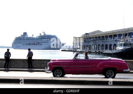 La Havane, Cuba. 2 mai, 2016. Bateau de croisière américain Adonia arrive dans la ville de La Havane, capitale de Cuba, le 2 mai 2016. Carnival Corp. Adonia laissé un port de Miami le dimanche après-midi et est arrivé à La Havane lundi, avec 704 passagers à bord, y compris plusieurs Cuba-né les passagers. La dernière croisière de un port américain pour une destination cubaine s'est produit en 1978. Credit : Joaquin Hernandez/Xinhua/Alamy Live News Banque D'Images