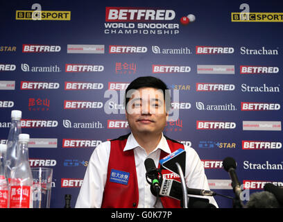 Sheffield. 2 mai, 2016. Ding Junhui de Chine réagit au cours d'une conférence de presse après la finale avec Mark Selby, d'Angleterre, à la World Snooker Championship 2016 au théâtre Crucible à Sheffield, en Angleterre, le 2 mai 2016. Credit : Han Yan/Xinhua/Alamy Live News Banque D'Images