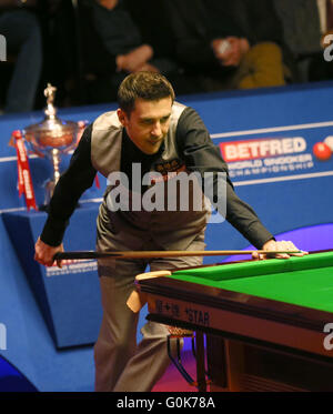 Sheffield. 2 mai, 2016. Mark Selby, d'Angleterre, fait concurrence au cours de la finale contre Ding Junhui de Chine à la World Snooker Championship 2016 au théâtre Crucible à Sheffield, en Angleterre, le 2 mai 2016. Credit : Han Yan/Xinhua/Alamy Live News Banque D'Images