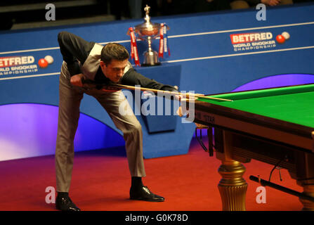 Sheffield. 2 mai, 2016. Mark Selby, d'Angleterre, fait concurrence au cours de la finale contre Ding Junhui de Chine à la World Snooker Championship 2016 au théâtre Crucible à Sheffield, en Angleterre, le 2 mai 2016. Credit : Han Yan/Xinhua/Alamy Live News Banque D'Images