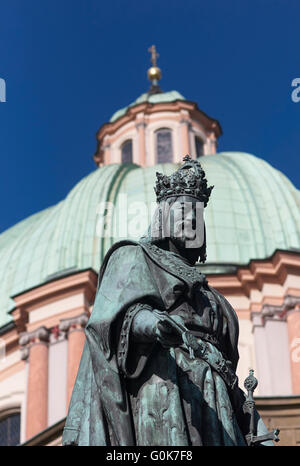 Prague, République tchèque. Apr 29, 2016. Une statue de Charles IV près de pont Charles à Prague, République tchèque, 29 avril 2016. L'Allemagne et de la République tchèque, célébrer le 700e anniversaire de Charles IV en 2016. PHOTO : MICHAEL HEITMANN/dpa/Alamy Live News Banque D'Images