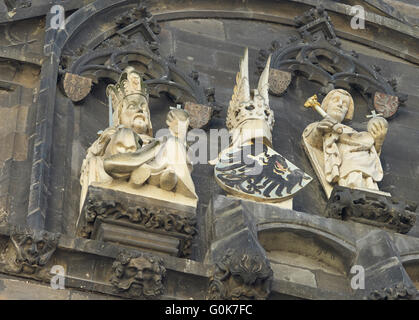 Prague, République tchèque. Apr 29, 2016. Une statue de Charles IV au pont Charles à Prague, République tchèque, 29 avril 2016. L'Allemagne et de la République tchèque, célébrer le 700e anniversaire de Charles IV en 2016. PHOTO : MICHAEL HEITMANN/dpa/Alamy Live News Banque D'Images