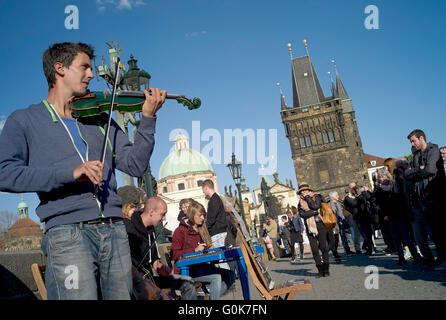 Prague, République tchèque. Apr 29, 2016. Des musiciens de rue sur le pont Charles à Prague, République tchèque, 29 avril 2016. L'Allemagne et de la République tchèque, célébrer le 700e anniversaire de Charles IV en 2016. PHOTO : MICHAEL HEITMANN/dpa/Alamy Live News Banque D'Images