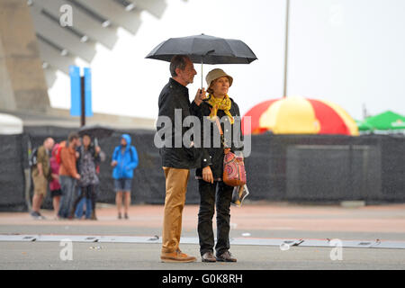 Barcelone - le 28 mai : Les gens avec des parasols, sous la pluie par Heineken Primavera Sound Festival 2014 (PS14). Banque D'Images