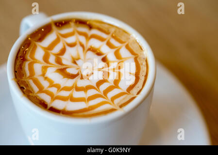 Une tasse de caramel macchiato Banque D'Images