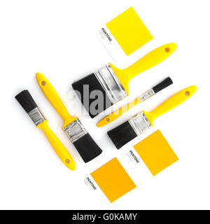 Collection de pinceaux avec Pantone jaune des échantillons de couleur sur un fond blanc flatlay Banque D'Images