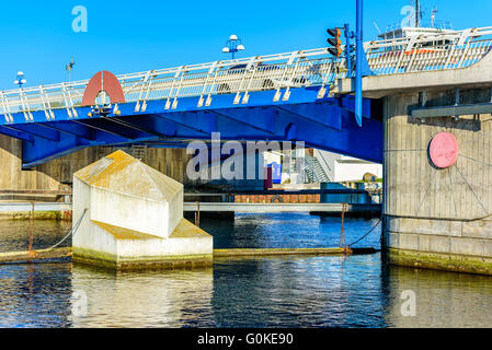 La Suède, Falsterbo - Avril 11, 2016 : le pont sur le canal Falsterbo vus de la rive ouest. Le pont est escamotable pour Banque D'Images