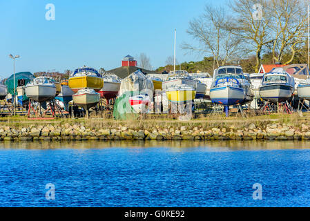 La Suède, Falsterbo - Avril 11, 2016 : Rangées de voiliers sur la terre ferme. Il s'agit d'entreposage d'hiver pour les bateaux en Suède. Plus tard au printemps t Banque D'Images