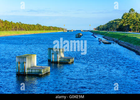 La Suède, Falsterbo - Avril 11, 2016 : Vue vers le sud de l'entrée du canal avec des fondations d'amarrage en béton visible. Calme Banque D'Images