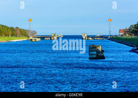 La Suède, Falsterbo - Avril 11, 2016 : Vue vers le sud de l'entrée du canal avec des fondations d'amarrage en béton visible. Calme Banque D'Images