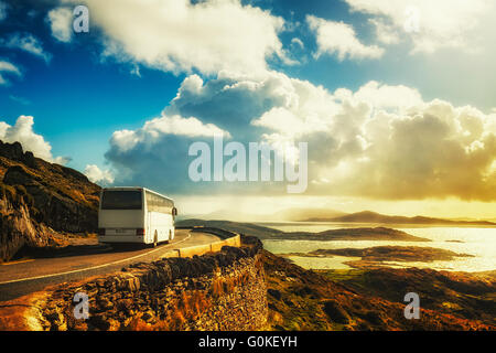 Tourist bus blanc sur route de montagne. L'Anneau du Kerry, Irlande. Destination de voyage Banque D'Images