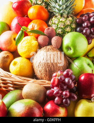 Panier de fruits frais. La saine alimentation et les régimes amaigrissants concept. Assortiment d'hiver Banque D'Images