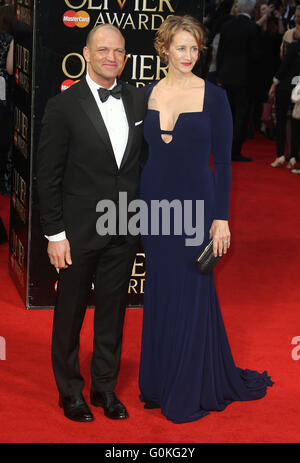 3 avril 2016 - Joe Coleman et Janet McTeer assistant à l'Olivier Awards 2016 au Royal Opera House, Covent Garden à Londres, Royaume-Uni Banque D'Images