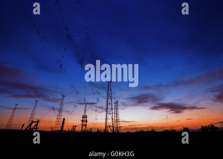 Avec la tour de radio en fond de ciel coucher de soleil Banque D'Images