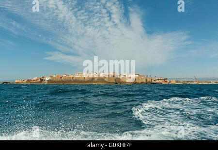 Vue sur les murs de la ville d'Akko à partir de la mer, Israël Banque D'Images