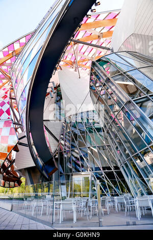 Observatoire de la lumière par Daniel Buren sur le Louis Vuitton Fondation par l'architecte Franck Gehry, Bois de Boulogne, France Banque D'Images