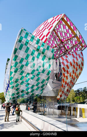 Observatoire de la lumière par Daniel Buren sur le Louis Vuitton Fondation par l'architecte Franck Gehry, Bois de Boulogne, France Banque D'Images