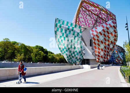 Observatoire de la lumière par Daniel Buren sur le Louis Vuitton Fondation par l'architecte Franck Gehry, Bois de Boulogne, France Banque D'Images