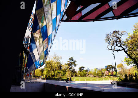 Observatoire de la lumière par Daniel Buren sur le Louis Vuitton Fondation par l'architecte Franck Gehry, Bois de Boulogne, France Banque D'Images