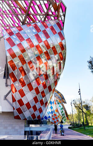 Observatoire de la lumière par Daniel Buren sur le Louis Vuitton Fondation par l'architecte Franck Gehry, Bois de Boulogne, France Banque D'Images