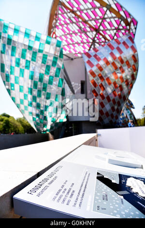 Observatoire de la lumière par Daniel Buren sur le Louis Vuitton Fondation par l'architecte Franck Gehry, Bois de Boulogne, France Banque D'Images