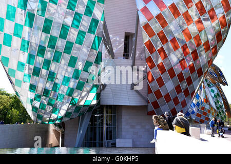 Observatoire de la lumière par Daniel Buren sur le Louis Vuitton Fondation par l'architecte Franck Gehry, Bois de Boulogne, France Banque D'Images