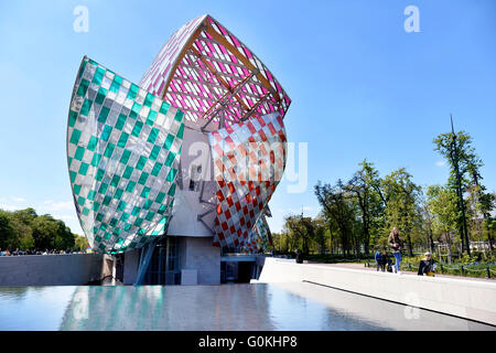 Observatoire de la lumière par Daniel Buren sur le Louis Vuitton Fondation par l'architecte Franck Gehry, Bois de Boulogne, France Banque D'Images