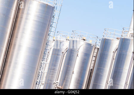 Détail de l'usine de produits chimiques, silos et tuyaux Banque D'Images