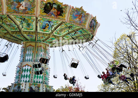 Merry Go Round - vue sur le jardin d'acclimatation à Paris Banque D'Images