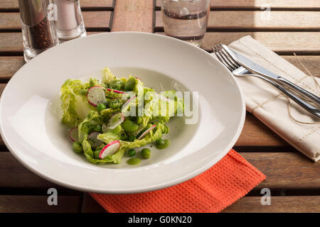 Pois, fève et salade de radis, vinaigrette d'avocat Banque D'Images