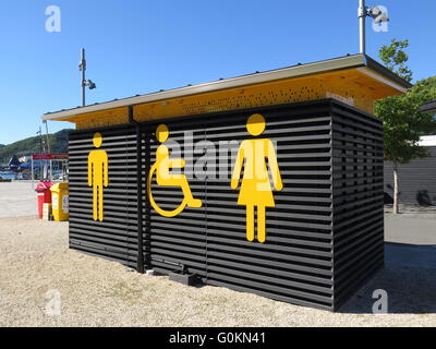 Bloc de toilettes publiques à Picton, île du Sud, Nouvelle-Zélande Banque D'Images