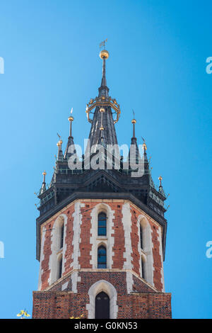 La tour conique de Cracovie, la tourelle de flèche de la 'Clairon Tower' (Hejnal), l'une des deux tours à l'extrémité ouest de l'église St Mary à Cracovie, Pologne. Banque D'Images