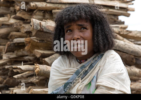 Meki Town Market, l'Éthiopie, octobre 2013 Abaru Girma, 50 ans, vient à la marché chaque semaine pour vendre le bois. Banque D'Images