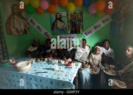 Gibi Gurage, village, l'Éthiopie, 6 octobre 2013 Les gens se rassemblent pour une célébration de mariage qu'aujourd'hui est de bon augure pour les mariages. Banque D'Images