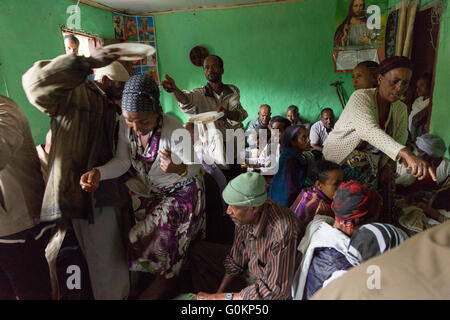 Gibi Gurage, village, l'Éthiopie, 6 octobre 2013 Les gens se rassemblent pour une célébration de mariage qu'aujourd'hui est de bon augure pour les mariages. Banque D'Images