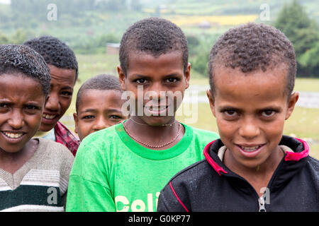 Muhi village, Gurage, Éthiopie, octobre 2013 Les élèves entre les classes à l'école locale. Banque D'Images