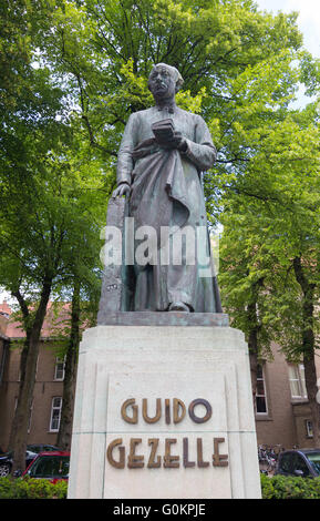 Statue de Guido Gezelle à Guido Gezelleplein, Bruges, Belgique Banque D'Images