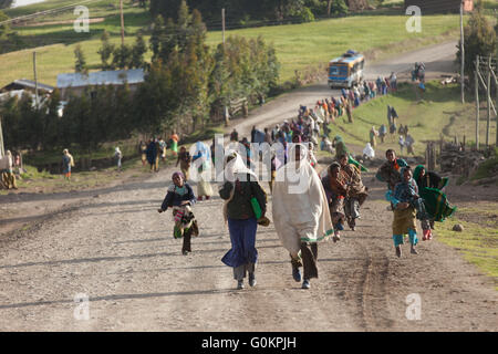 Nord Shewa, Amhara, Ethiopie, Octobre 2013 : les enfants rentrent à la fin de la journée scolaire. Banque D'Images