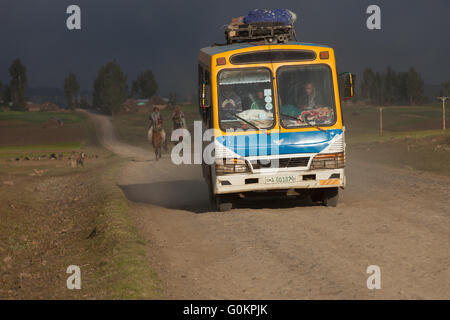 Nord Shewa, Amhara, Ethiopie, Octobre 2013 : un bus sur la route. Banque D'Images