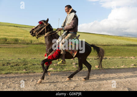 Nord Shewa, Amhara, Ethiopie, Octobre 2013 : deux agriculteurs à cheval. Banque D'Images