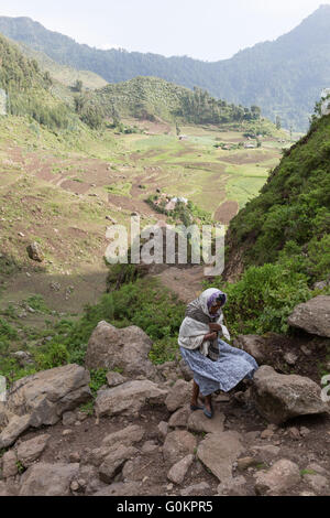 Ankober Woring Mesche Kebele, Nord Shewa, Éthiopie, octobre 2013:Une femme sur le chemin escarpé de la vallée, la seule route d'accès comme il n'y a pas de routes. r Banque D'Images