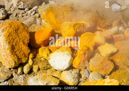 Volcan Solfatara. La vapeur et passer de vapeurs sulfureuses fumerole / fumeroles. Pozzuoli nr Naples Italie Campi Flegrei zone volcanique ; Banque D'Images