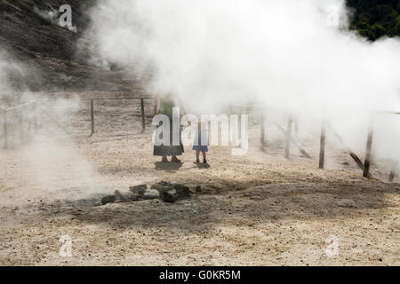 Femme de tourisme et de l'enfant / famille à la vapeur et de volcan Solfatara Pozzuoli vapeurs sulfureuses, Naples Italie ; Campi Flegrei zone volcanique Banque D'Images