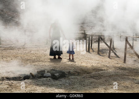 Femme de tourisme et de l'enfant / famille à la vapeur et de volcan Solfatara Pozzuoli vapeurs sulfureuses, Naples Italie ; Campi Flegrei zone volcanique Banque D'Images